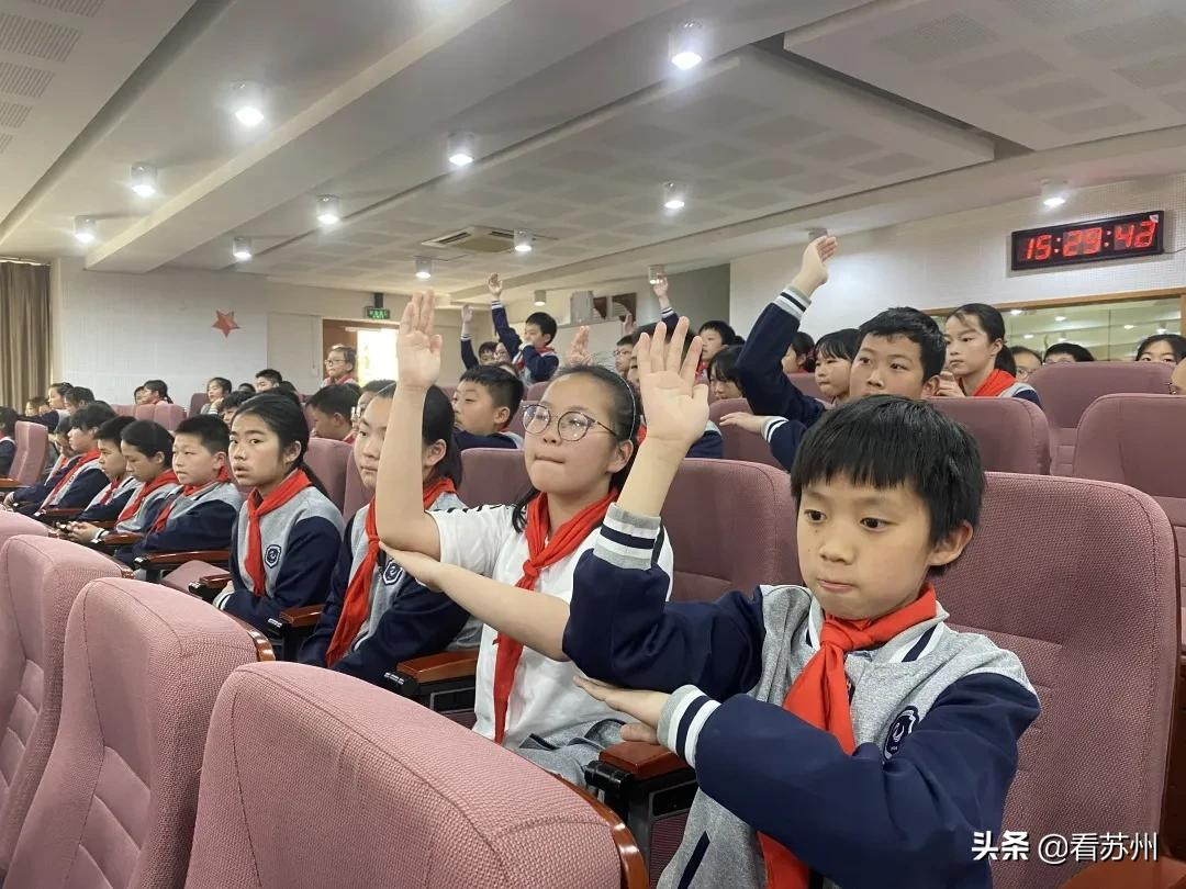 为了让学生仰望星空，苏州这所学校把天体物理学家请进了校园